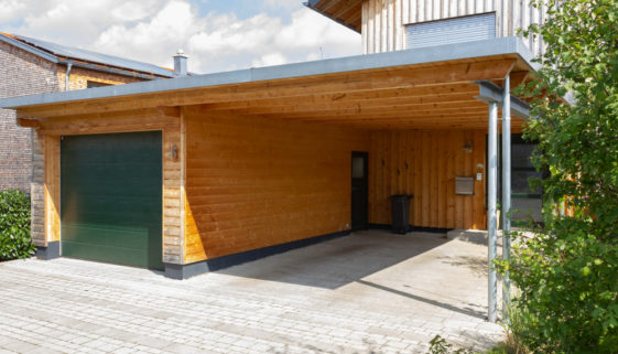Holzgarage mit Carport