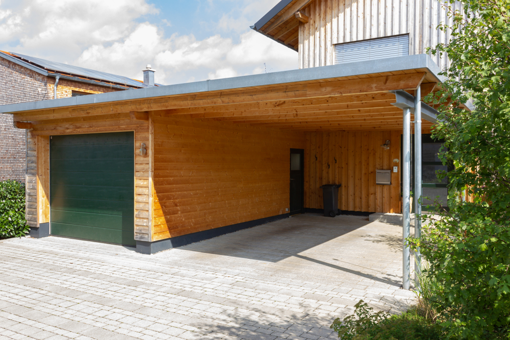 Holzgarage mit Carport