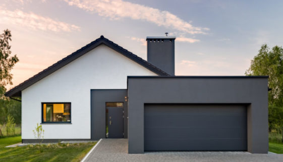 Eine ästhetisch gestaltete Garage passt sich ideal in die Hausoptik ein.