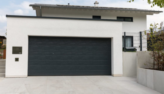 Eine Doppelgarage verleiht dem Haus einen mondänen Eindruck.