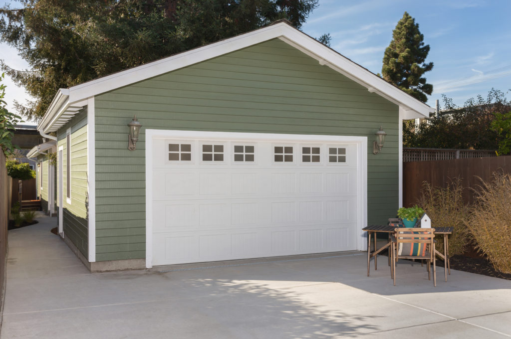 Foto: Eine Garage aus Holz wirkt zierlicher als eine aus Beton oder Mauerwerk.